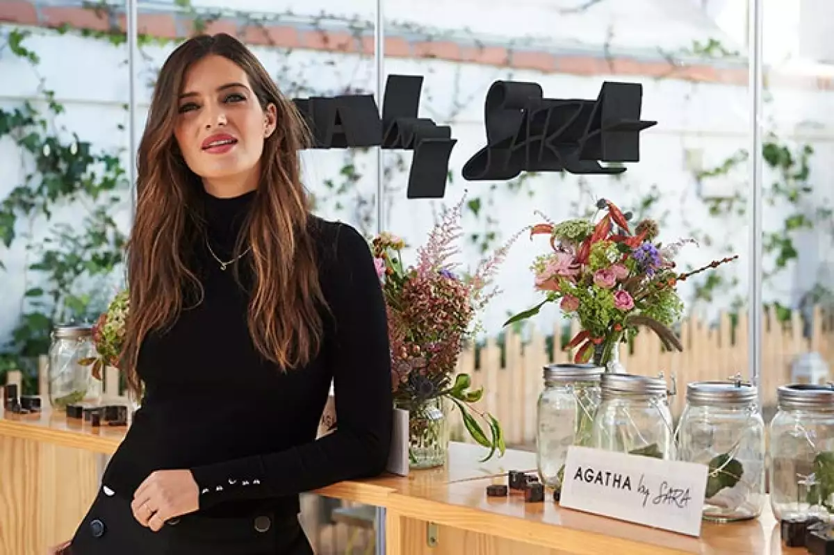 La conductora mostró en Instagram lo avanzado de su embarazo, además de a su pequeño hijo con Iker Casillas, de quien asegura: “La curva de la felicidad es su sonrisa”.