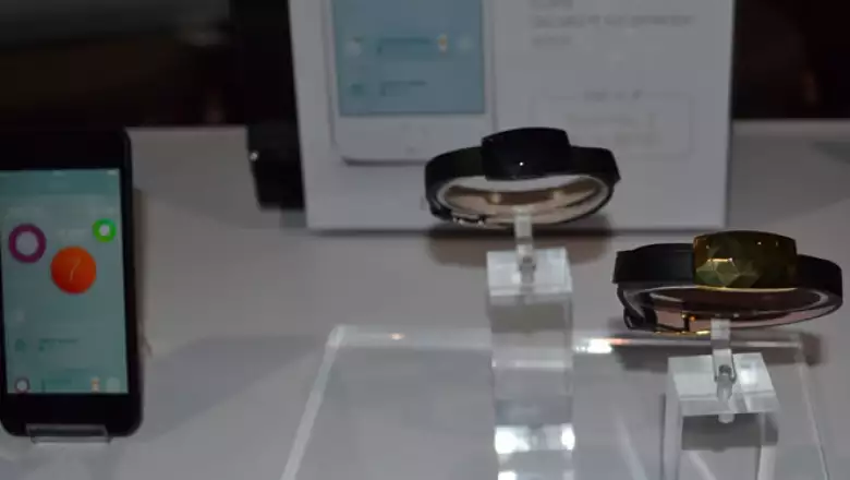 Es un brazalete que detecta la cantidad de exposición solar que recibe una persona y recomienda el grado de protección que se debe usar.