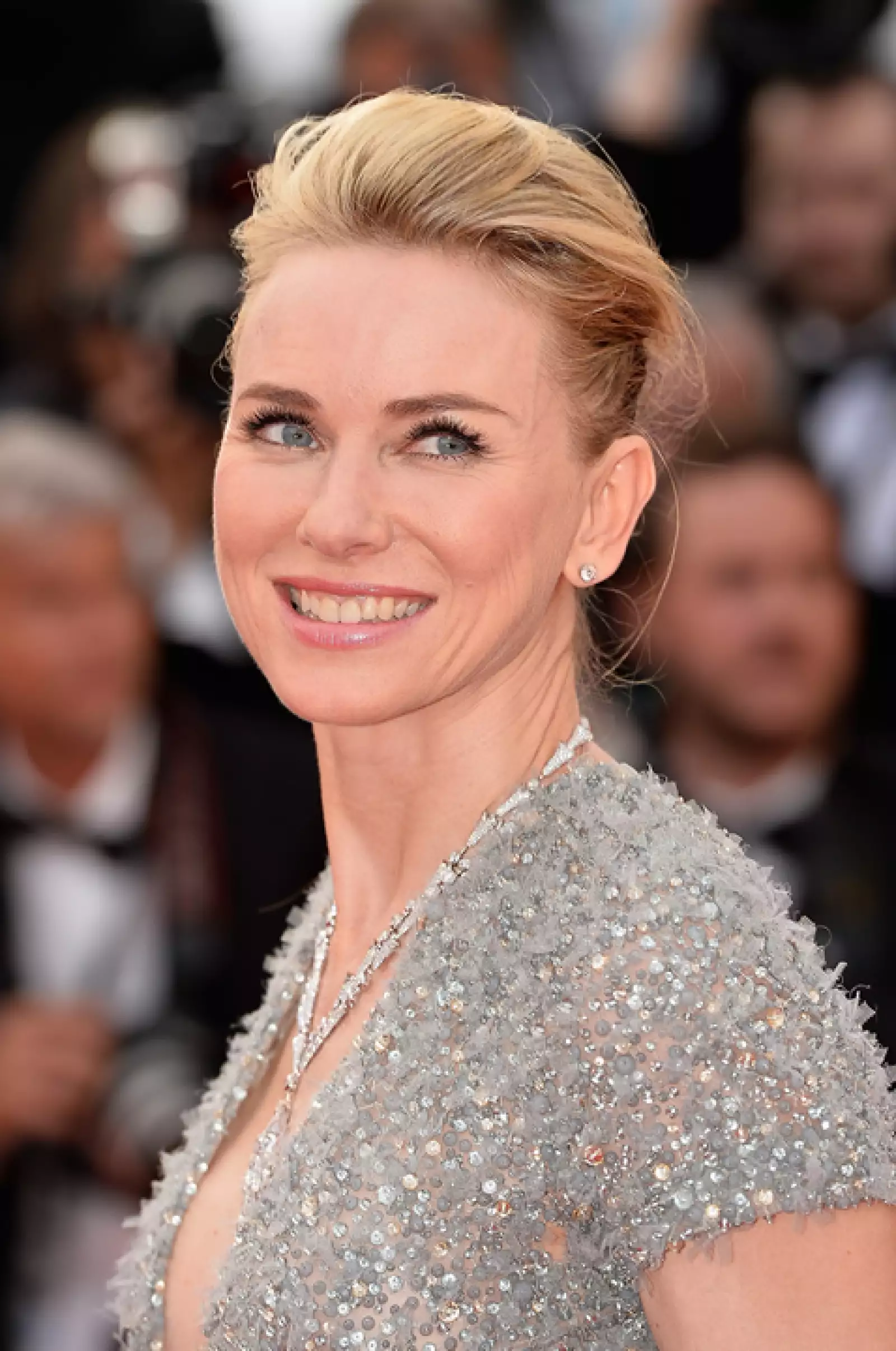 La actriz Naomi Watts le dio un toque rockero a su look en un chongo con twist y mucho volumen. Llevó la cara en nude, resaltando mucho los ojos y los labios.