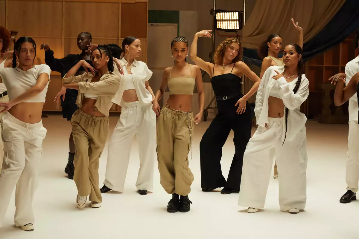 El éxito de Jungle, su amor por México y su nueva colaboración con GAP