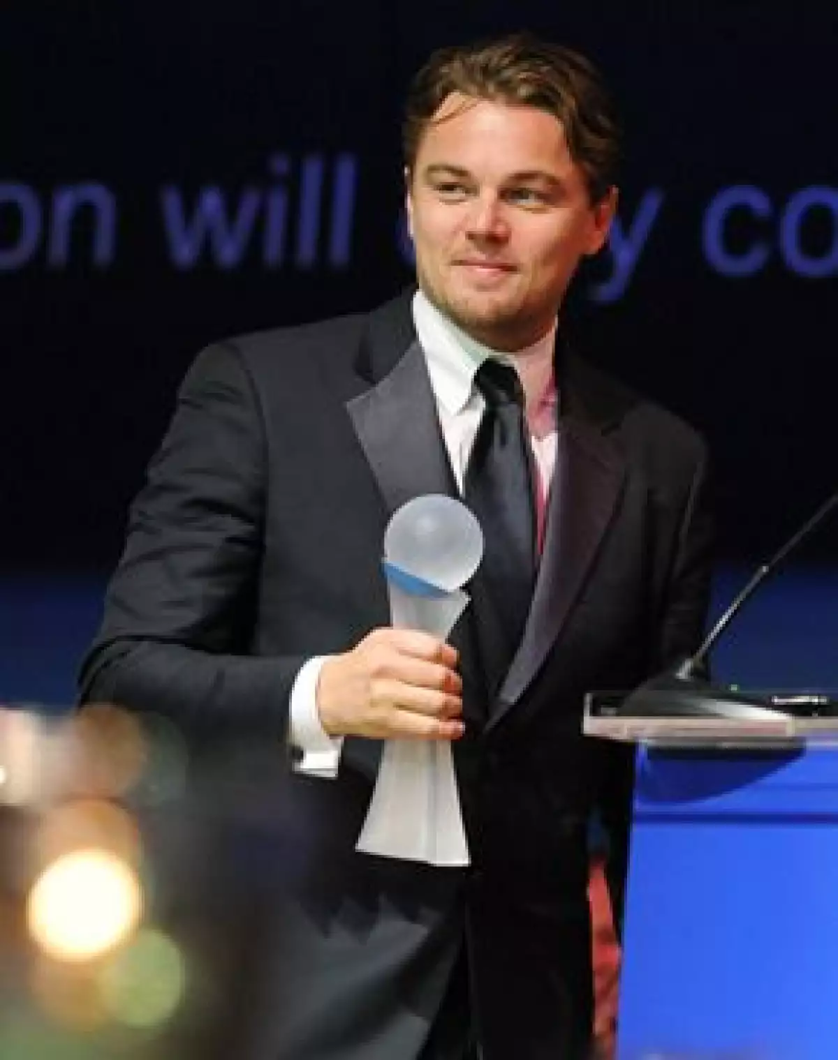El actor recibió de manos del ex lider soviético un galardón en la Berlinale por su compromiso con el medio ambiente por su documental ecológico The 11th Hour.