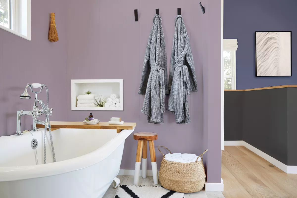 Baño con un muro pintado de Moly, el color del año 2023 de Comex