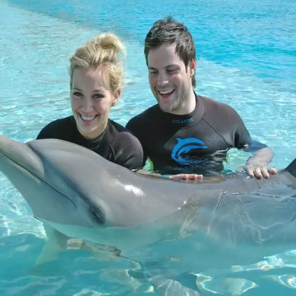 Sin duda alguna, Hillary Duff y su novio, Mike Comrie, disfrutaron nadando con delfines durante sus vacaciones en las Bahamas.