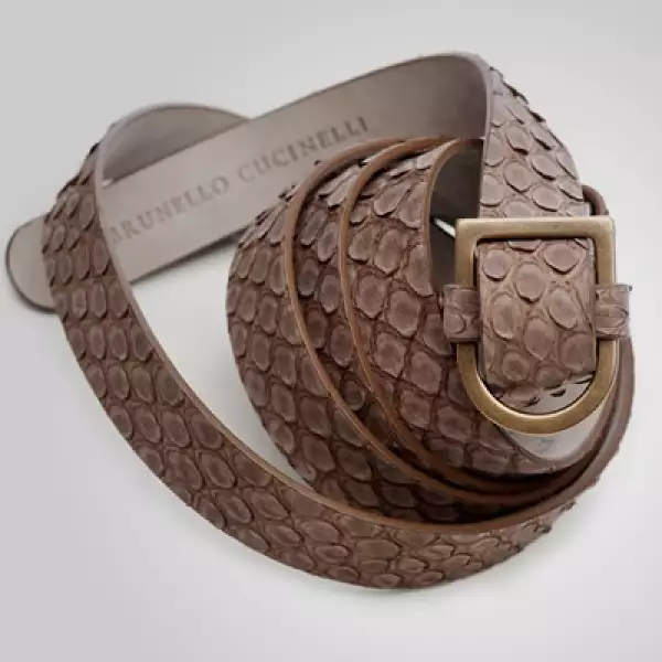 Puedes combinarla con este cinturón hecho en piel emulando textura de cocodrilo.