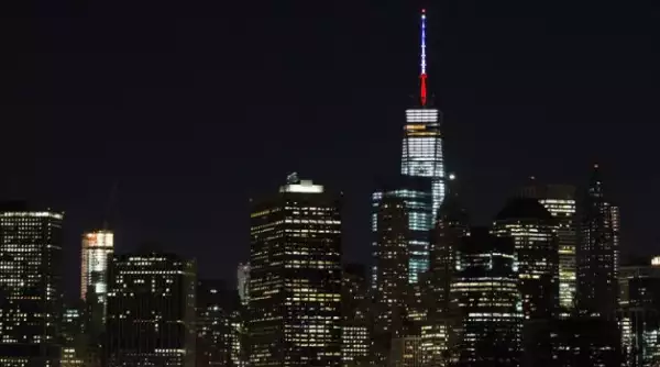 Se anunció que algunos edificios se pitaron con colores de la bandera de Francia.
