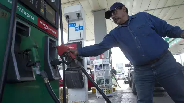 ¿Cuánto cuesta llenar el tanque de gasolina en México y en Estados Unidos? (trabajador de Pemex en estación de carga)