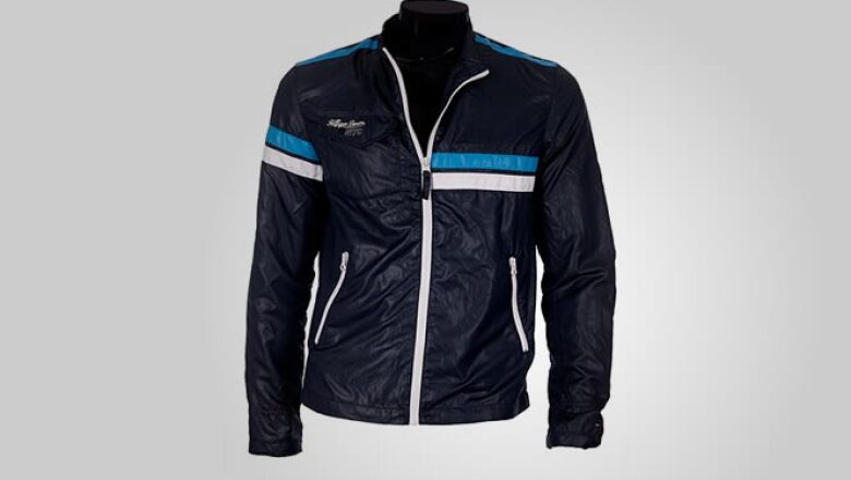 Un estilo más deportivo con esta chamarra de piel en color negro, con pinceladas de colores azules y blanco.