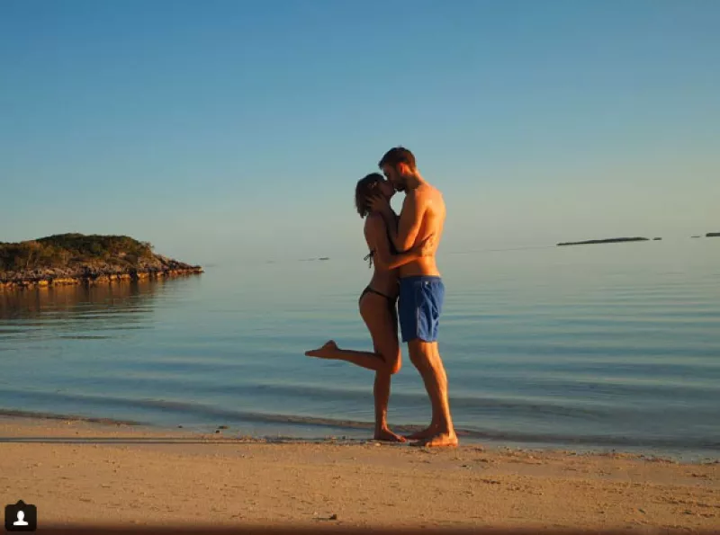 Después de cumplir un año de relación, la pareja por fin se ha dado un tiempo para disfrutar de un tiempo juntos en la playa.