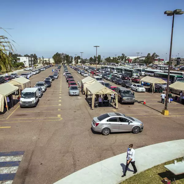 Los mexicanos acuden a centros de vacunación a bordo de sus autos 