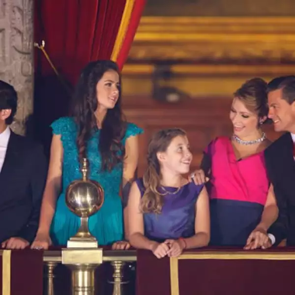 Alejandro Peña, hijo del presidente, estuvo acompañado por su novia Lula Samano.