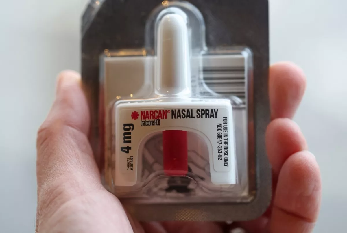 En esta ilustración fotográfica, se muestra un paquete de spray nasal Narcan (Naloxone HCI) el 29 de marzo de 2023 en San Francisco, California.