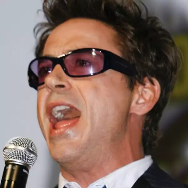 Robert canta durante el panel de `Ironman 2´ en la Comic-Con International 2009.