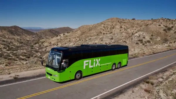 En una carretera con zonas áridas, un camión de Flix conduce.