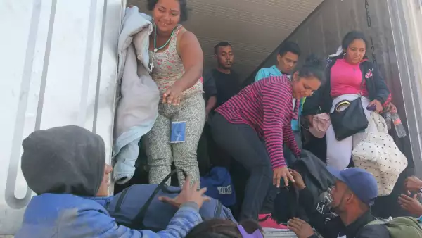 IRAPUATO, GUANAJUATO, 11NOVIEMBRE2018.- Cerca de 800 migrantes llegaron a las instalaciones del DIF, los centroamericanos arribaron en varias cajas de trailers, ahí bajaron con sus pertenencias para tomarse un descanso en su peregrinar hacia la frontera con los Estados Unidos.
FOTO: GUSTAVO BECERRA /CUARTOSCURO.COM