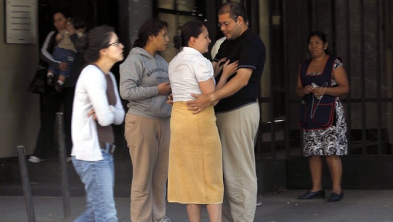 Cientos de personas evacuaron edificios en la Ciudad de México para buscar las zonas de seguridad o dónde refugiarse de eventuales derrumbes.