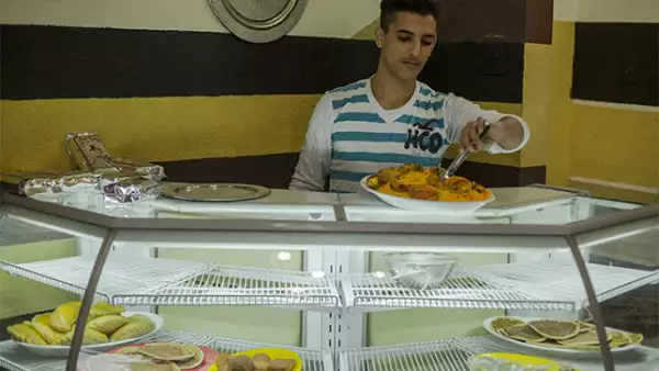 Ofrece una variedad de comida típica y bebidas árabes elaborados por la familia.