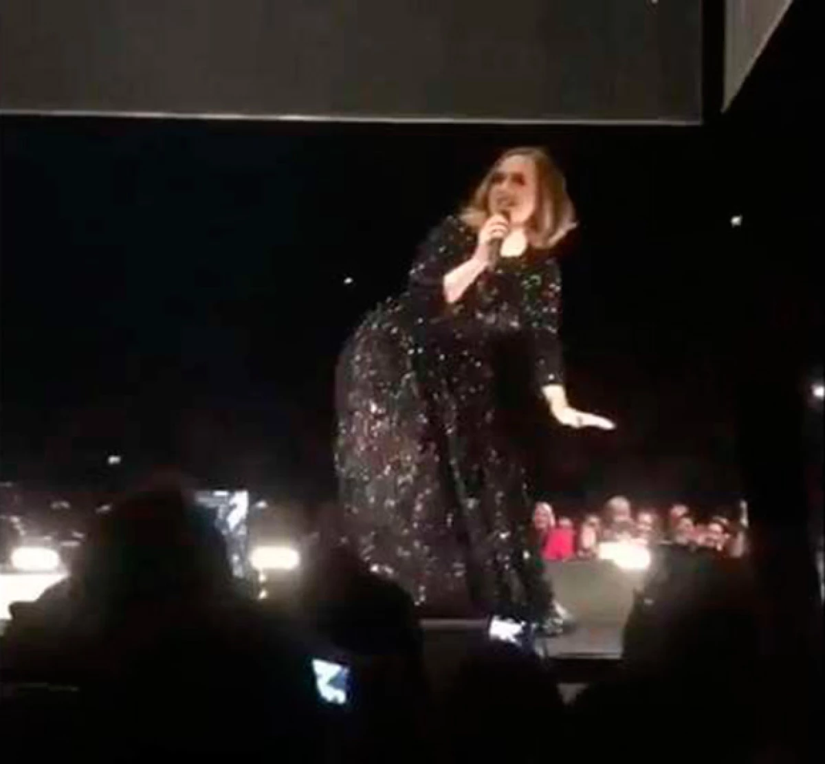 A través de redes sociales han circulado videos en los que se ve a la intérprete de `Hello´ moverse fiel al estilo Miley Cyrus durante su show en el O2 Arena London.