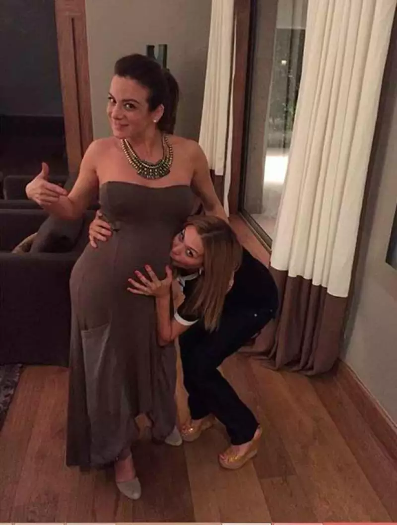 A través de su perfil de Twitter, la actriz anunció la llegada de su primer bebé con su pareja Gerardo Casanova.