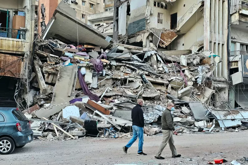 Esta foto tomada el 9 de abril de 2026, personas caminando en el lugar de los ataques aéreos israelíes del día anterior que atacaron el sur del barrio al-Shiyah de Beirut. El ejército israelí dijo que atacó a un comandante de Hezbolá en Beirut el 8 de abril, después de que los medios estatales libaneses informaran que Israel había atacado un barrio residencial en la capital.