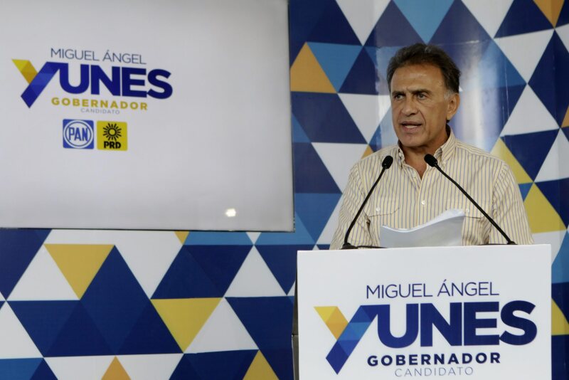 El abanderado del PAN-PRD acusó al gobernador de Veracruz por supuestos desvíos de más de 3,000 millones de pesos.