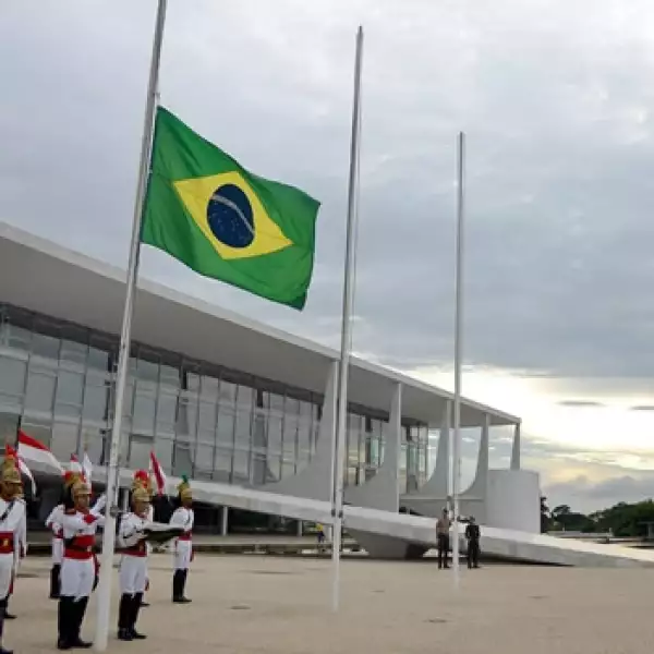 Bandera Brasil media asta