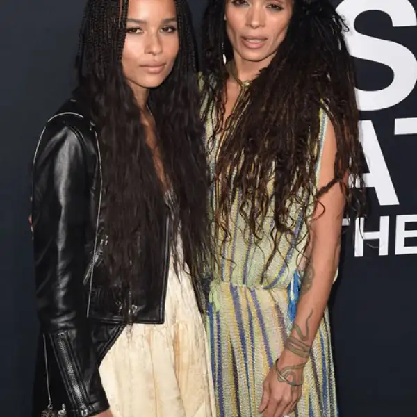 Like mother like daughter! Zoe y Lisa parecen casi hermanas.