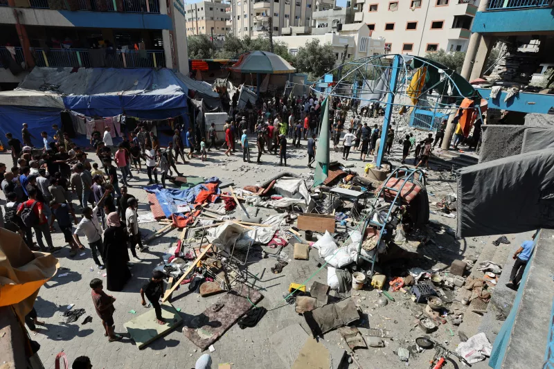 Los palestinos se reúnen en el lugar de un ataque aéreo israelí contra una escuela de la ONU que alberga a personas desplazadas, en medio del conflicto entre Israel y Hamas, en Nusairat, en el centro de la Franja de Gaza, el 14 de julio de 2024.