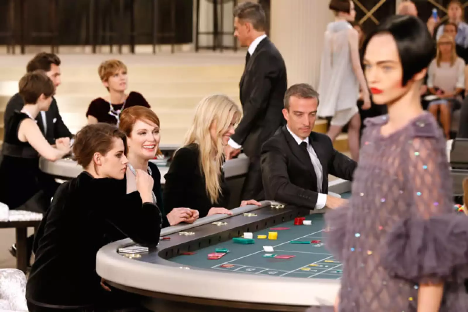 Kristen Stewart, Julianne Moore y Alice Dellal `apuestan´ en el casino Chanel.