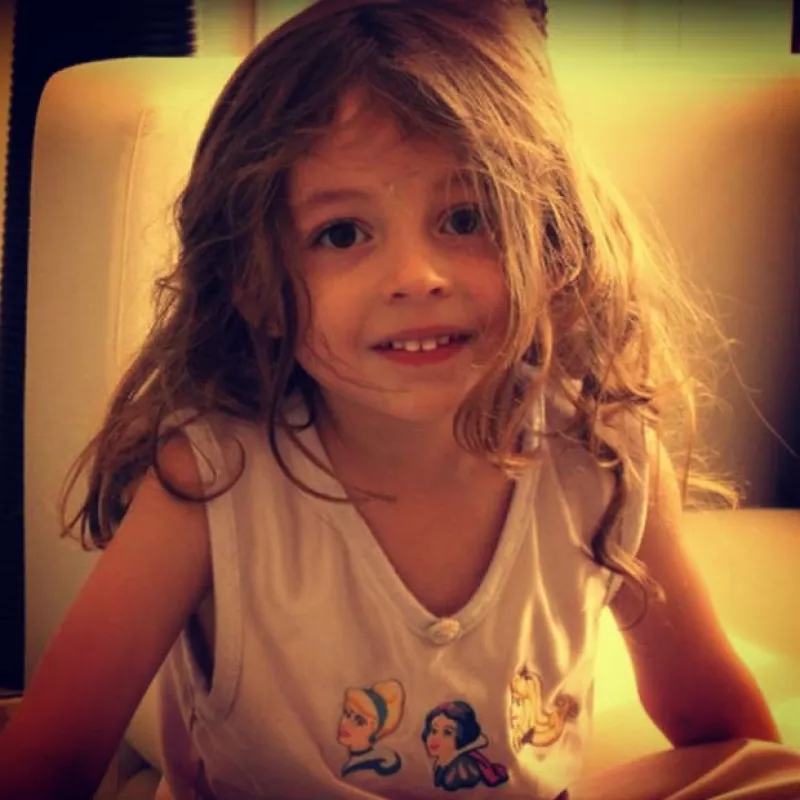 La primera dama de México y su hija actriz recordaron el cumpleaños número nueve de “Regis”, la menor de la familia, con mensajes y fotos para felicitarla.