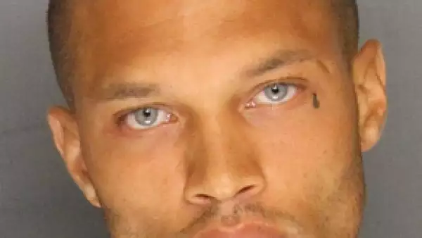 Jeremy Meeks, ciudadano estadounidense de 30 años de edad fue arrestado por robo y posesión de armas. La policía publicó su foto de detención y esto fue lo que pasó.