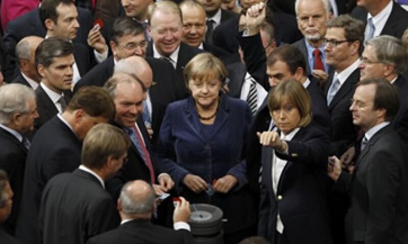 La canciller alemana Angela Merkel (centro) advirtió que Grecia sería sometida a una mayor supervisión en el futuro. (Foto: Reuters)