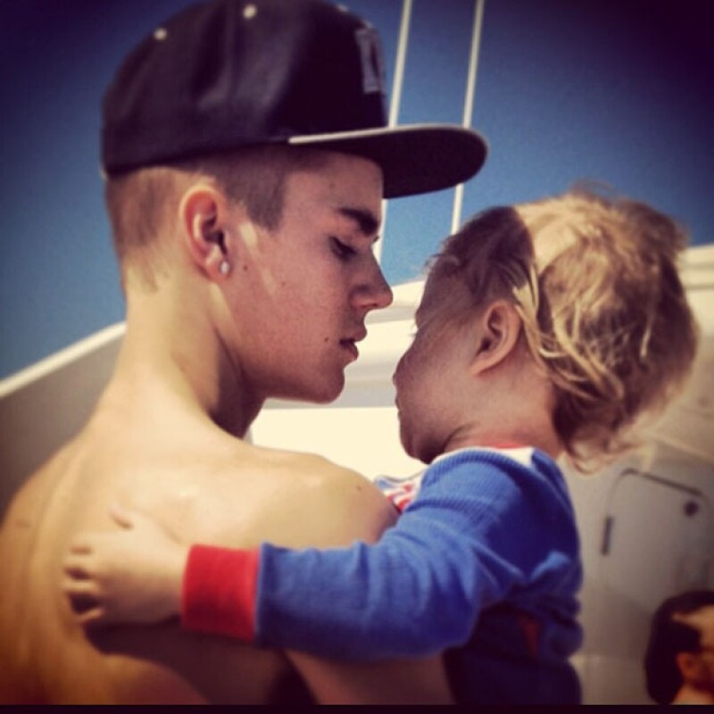 Junto a su medio hermano Jaxon.