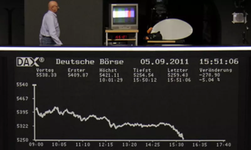 Los mercados accionarios temen que la economía mundial se perfile hacia una nueva recesión. (Reuters)