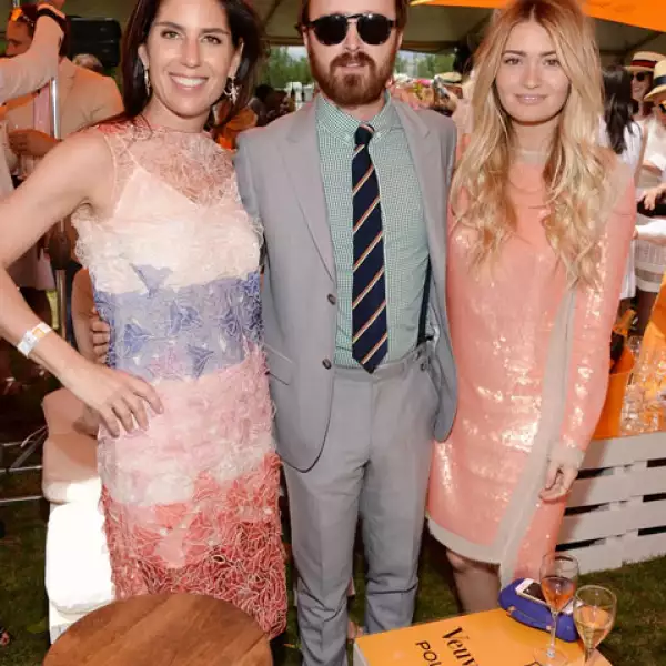 Aaron Paul con Vanessa Kay y Lauren Parsekian, organizadoras del clásico.