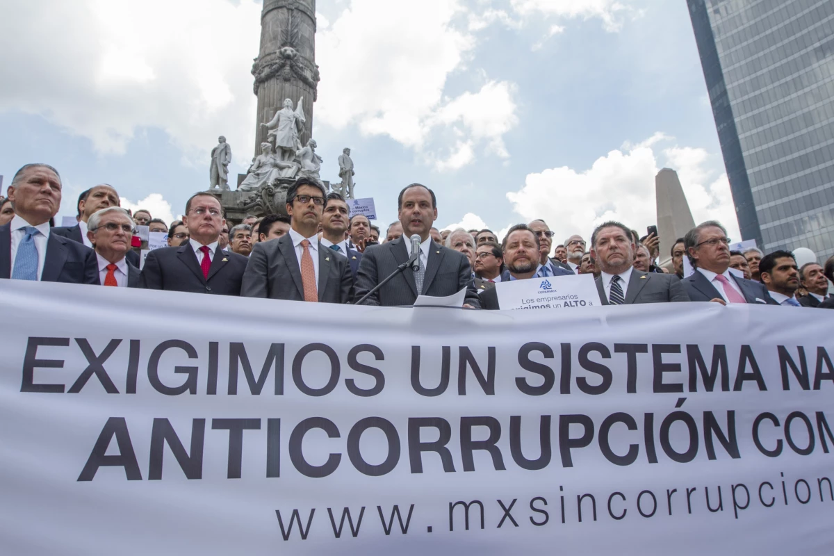 Empresarios afiliados a Coparmex mostraron su inconformidad ante la decisión de los legisladores.