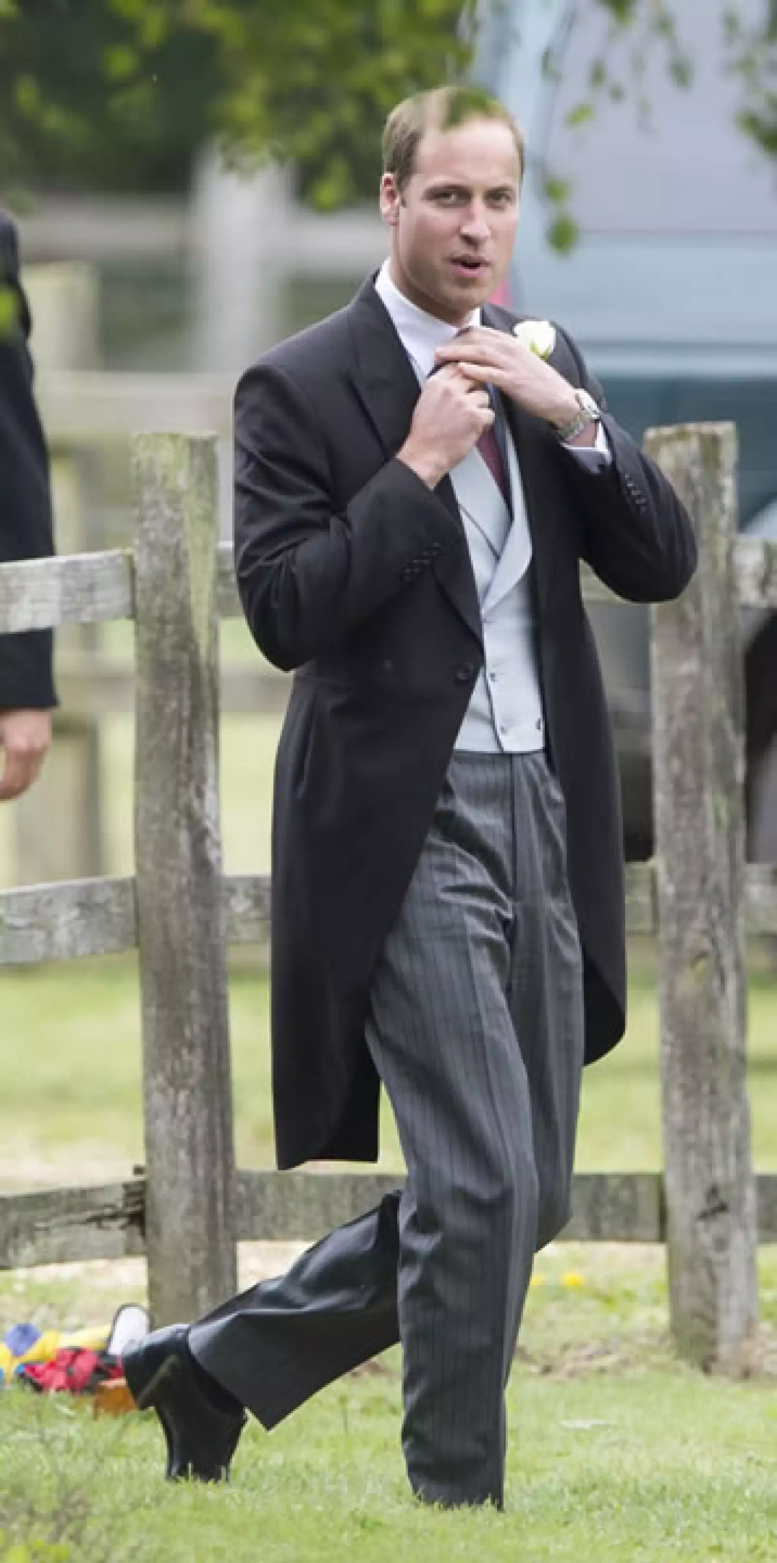 El príncipe Guillermo lucía guapo en un Smoking de gala con una flor en el ojal del saco.