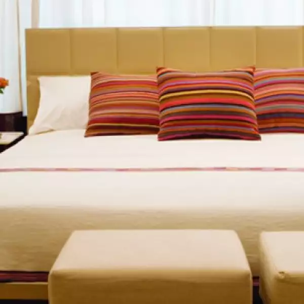 ETNO-CONTEMPORÁNEO Cojines de colores, Antonia, 690 pesos c/u. Taburete desvestible, Artefacto, 2,390 pesos. Coordinado y pie de cama, Grecas y Zinacantan, 7,780 pesos.