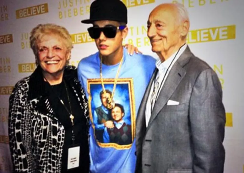 La actriz de Nickelodeon publicó una foto con el astro pop que causó revuelo en Twitter, pensando que se trataba de un nuevo romance, sin embargo ella lo desmintió.