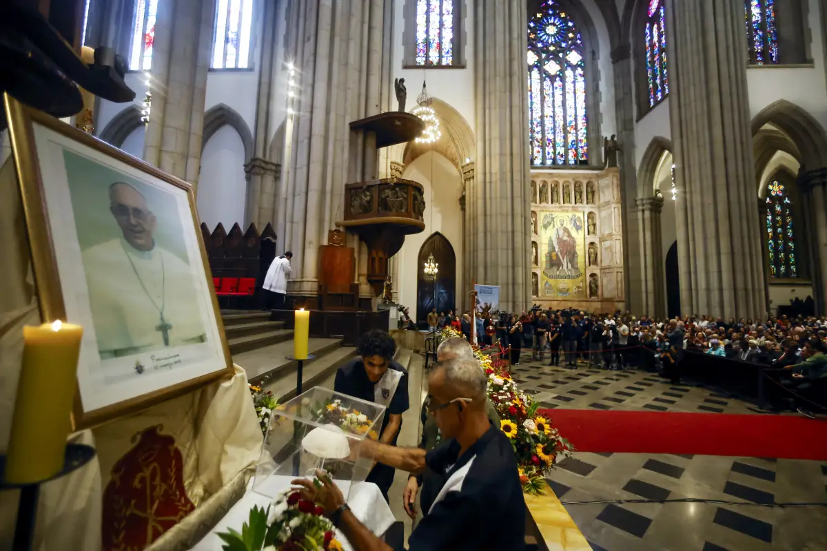 ¿Qué hace y qué funciones tiene el papa en la Iglesia Católica?