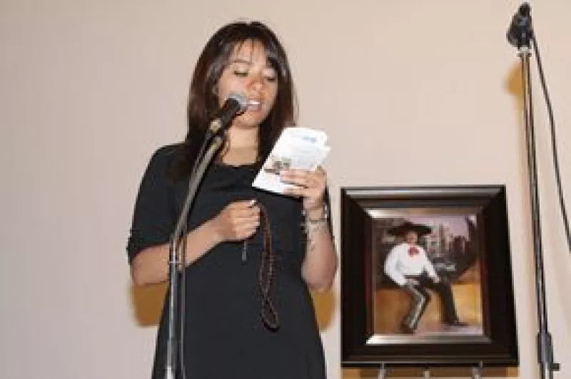 Familiares y amigos se reunieron en el teatro Million Dollar para rendirle homenaje al fallecido actor.
