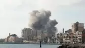El humo se eleva desde el lugar de un ataque aéreo israelí que tuvo como objetivo un vecindario en la ciudad costera de Tiro, al sur de la ciudad costera del sur de Líbano, el 7 de junio de 2026.