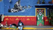 Mexicanos deben trabajar hasta seis veces más que turistas de EU y Canadá para ir al Mundial en el Estadio Azteca
