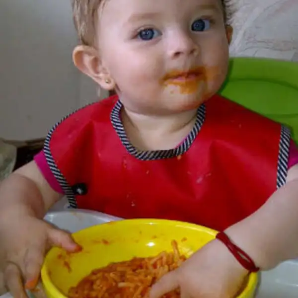 Esta coqueta pequeñita es Victoria y es hija de Max Villegas y María de la Fuente.