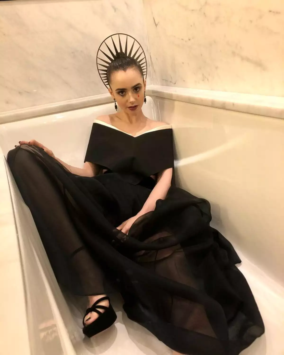 Lily-collins-met-gala-baño.jpg
