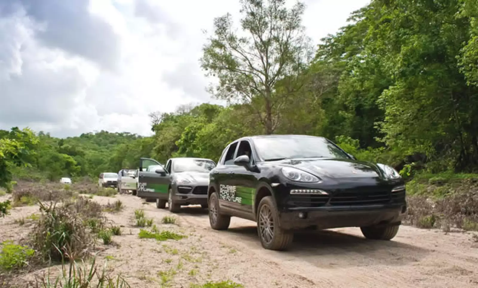 Estéticamente, el nuevo Cayenne comparte muy poco con su antecesor. El frente cuenta con elementos más sutiles y una curva que avanza progresivamente desde la parte baja.