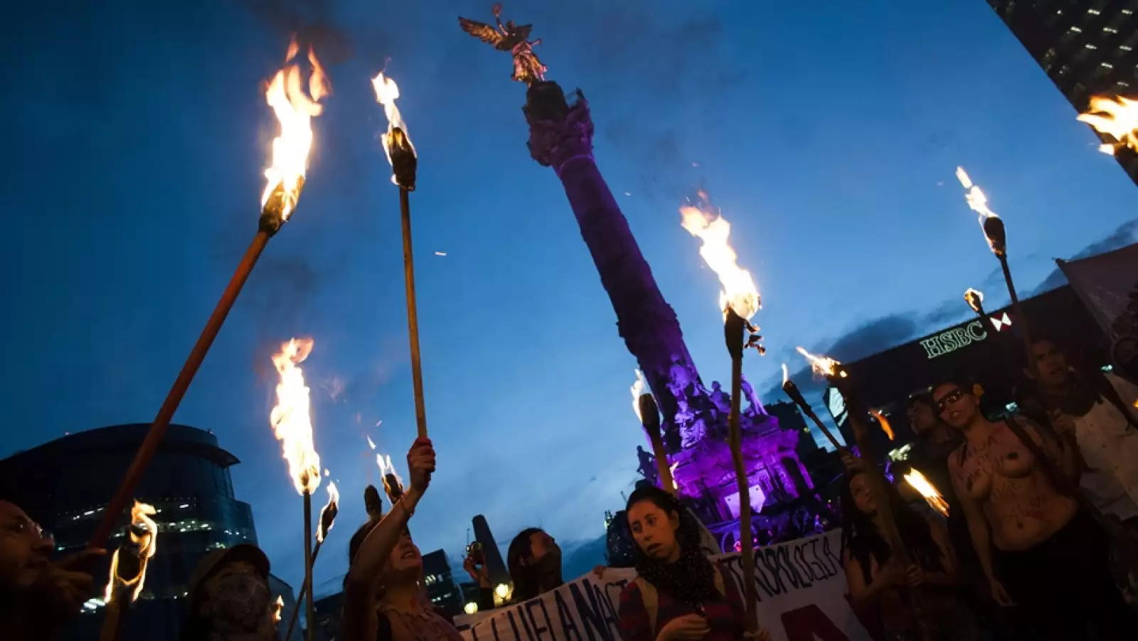 En el Ángel de la Independencia personas portaron antorchas conforme caía la noche