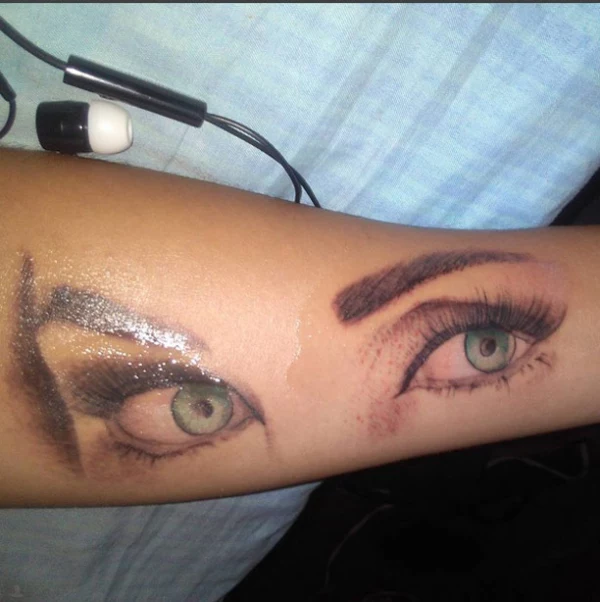 Este es el tatuaje que el fan de Anahí se hizo en honor a ella.