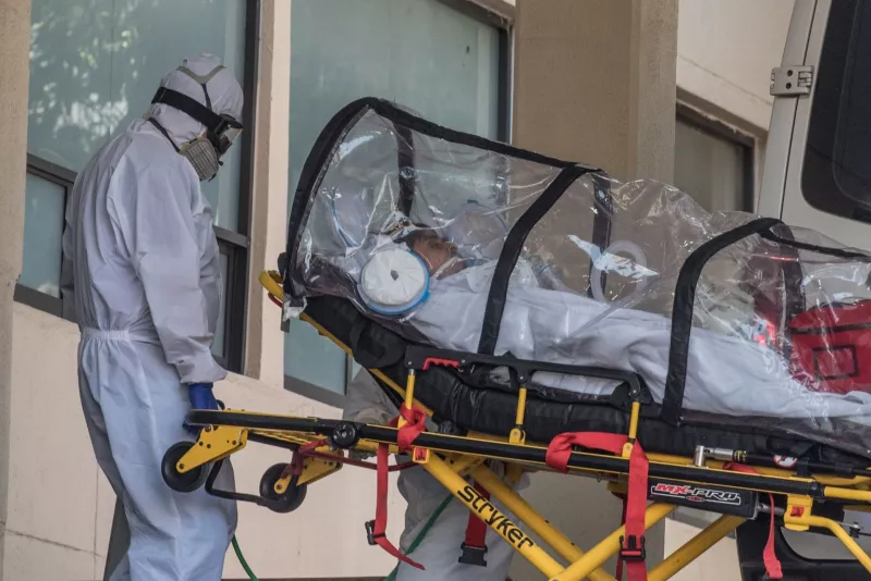 Paramédicos ingresan a una persona con síntomas covid-19 al Centro Médico Nacional Siglo XXI.