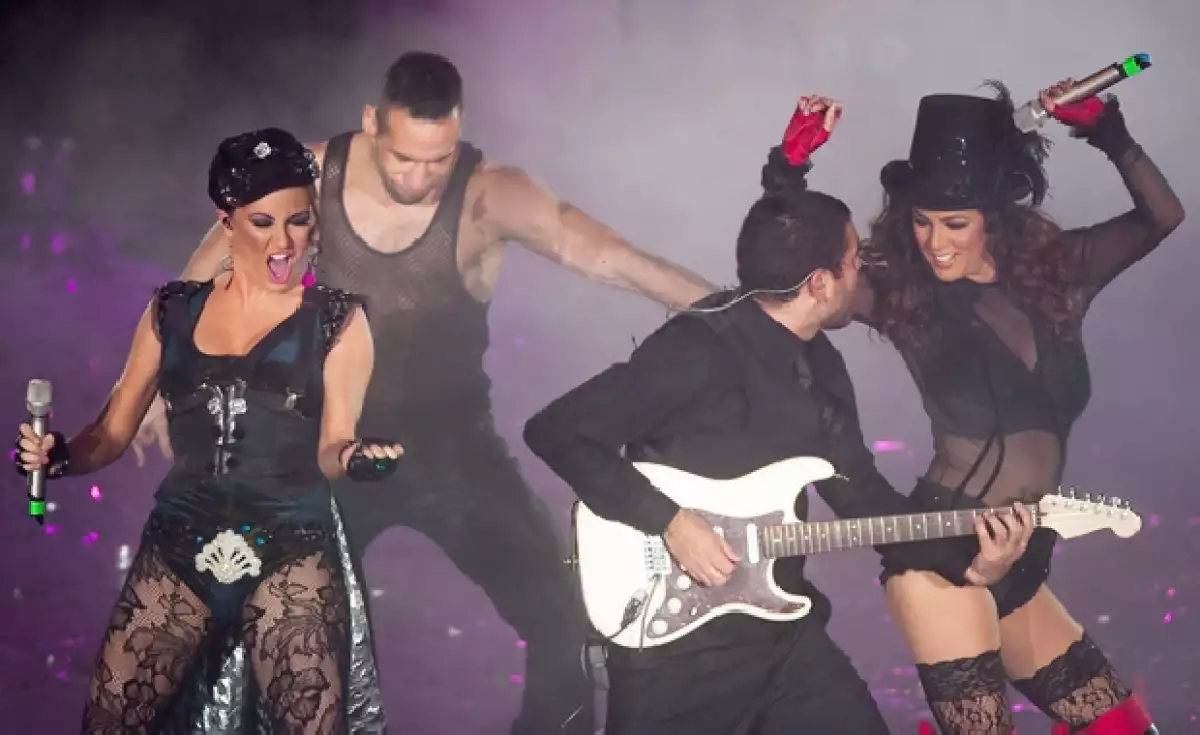 Las intérpretes usaron un vestuario tipo cabaret.