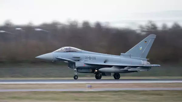En esta foto de archivo tomada el 26 de febrero de 2024, un avión Eurofighter del Ala 74 de la Fuerza Aérea Táctica de las Fuerzas Armadas Alemanas comienza hacia la Misión de Policía Aérea de la OTAN Baltikum desde la Base Aérea de Neuburg en el Danubio, al sur de Alemania. Alemania dijo el 11 de septiembre de 2025 que ampliaría su papel en una misión de la OTAN para defender el espacio aéreo polaco, un día después de que los drones de Rusia cruzaran la frontera hacia Polonia.